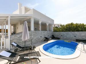 Appartement met zwembad and jacuzzi