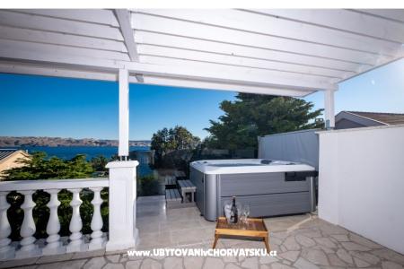 Huis Petra op het strand Karlobag Kroatië