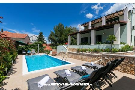 Villa Marina + pool Rogoznica Kroatië