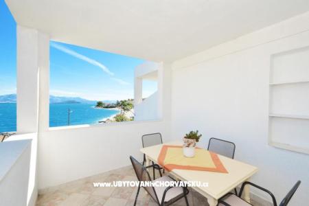 Petra Arbanija Apt Trogir Kroatië