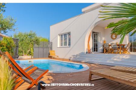 The Three Flowers Pool Huis Trogir Kroatië