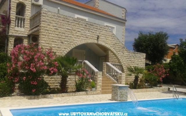 Dva labuda – Accommodatie Sv. Filip i Jakov Kroatië