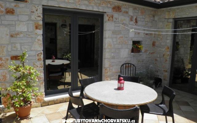 Nina A2+1 – Accommodatie Porec Kroatië