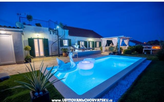 Vakantiehuis  Diana +pool+jacuzzi – Accommodatie eiland Vir Kroatië