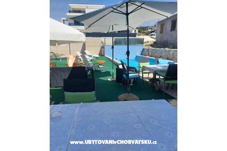 Appartementen Dinko s grijanim bazenom – foto 8