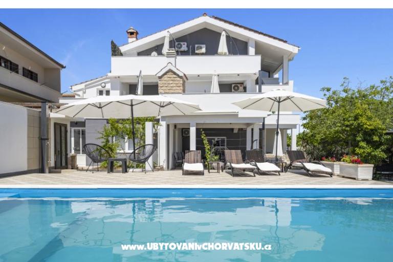 Vila s bazenom i jacuzzijima – foto 2