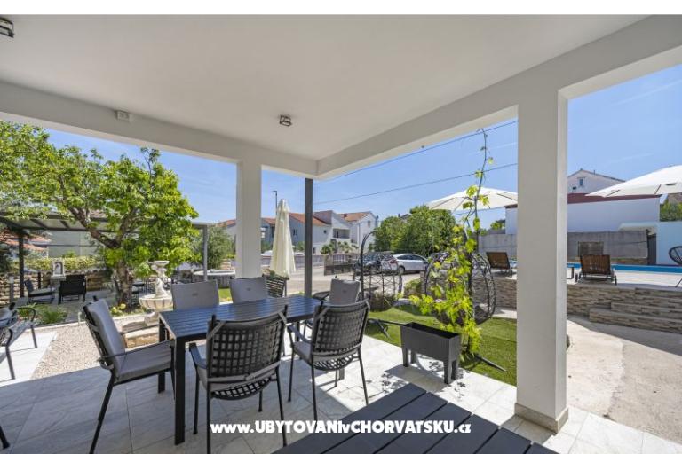 Vila s bazenom i jacuzzijima – foto 6